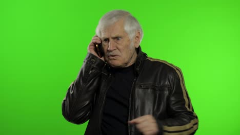 Älterer,-Stilvoller-Kaukasischer-Großvater,-Der-Unzufrieden-Mit-Dem-Mobiltelefon-Spricht