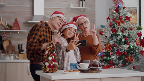 Enkelin-Macht-Während-Der-Weihnachtsfeier-Ein-Selfie-Mit-Den-Großeltern-Per-Smartphone