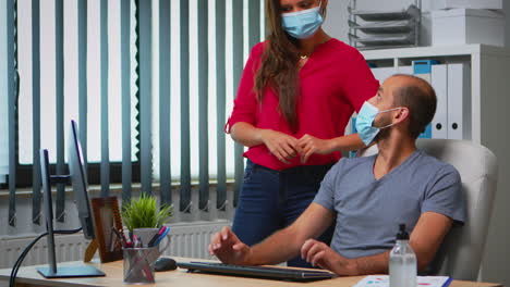 Wearing-face-mask-in-new-normal-office