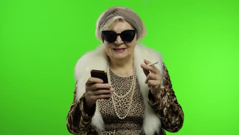 Anciana-Elegante-Y-Moderna-Abuela-Caucásica-Usando-Un-Teléfono-Inteligente.-Clave-De-Croma