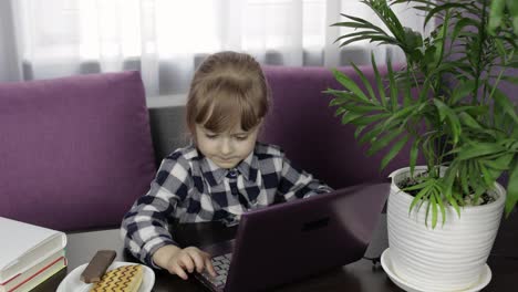 Mädchen-Macht-Online-Hausaufgaben-Mit-Einem-Digitalen-Laptop.-Fernstudium