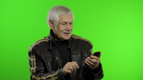 Anciano-Y-Elegante-Abuelo-Caucásico-Usa-Un-Teléfono-Inteligente-Para-Hablar-Por-Videollamada