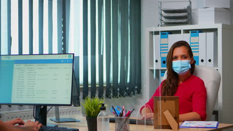 Menschen-Mit-Gesichtsmasken-Bei-Der-Arbeit-Im-Büro