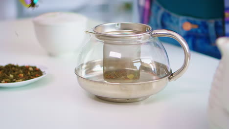 Close-up-of-brewing-green-tea