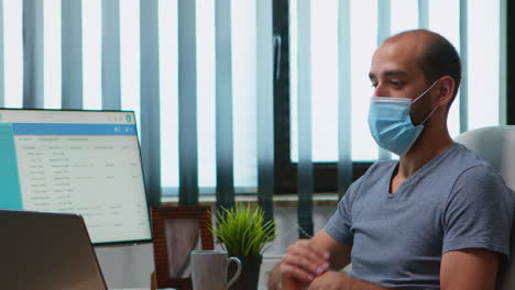 Man-with-mask-during-video-meeting