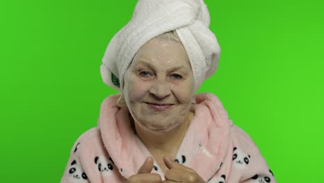 Ältere-Großmutter-Nach-Der-Dusche.-Alte-Frau,-Die-Eine-Kosmetische-Blasen-Gesichtsmaske-Aufträgt