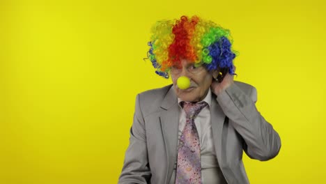 Senior-clown-businessman-freelancer-show-light-bulb.-Came-up-with-great-idea