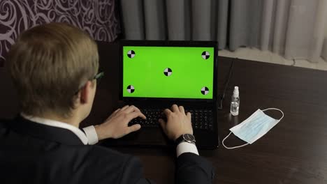 Mann-Tippt-Auf-Laptop-Tastatur-Mit-Grünem-Bildschirm,-Chroma-Taste.-Fernarbeit