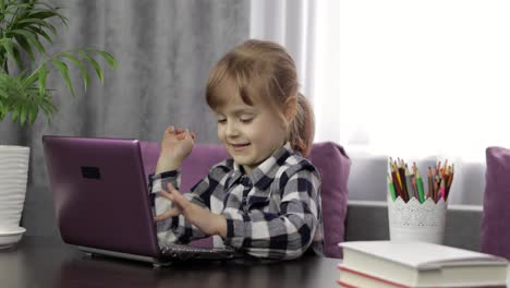 Chica-Haciendo-Lecciones-En-Línea-Usando-Una-Computadora-Portátil-Digital.-Educación-A-Distancia