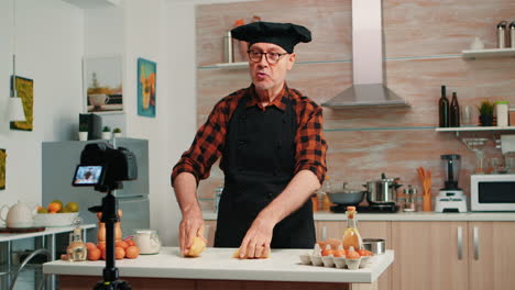Großvater-Nimmt-Essensvideo-In-Der-Küche-Auf