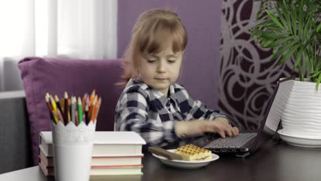 Mädchen-Lernt-Online-Unterricht-Mit-Digitalem-Laptop.-Fernstudium