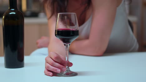 Nahaufnahme-Eines-Glases-Rotwein