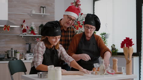 Großeltern-Kaffee-Enkelkind-Machen-Traditionelle-Hausgemachte-Weihnachtsplätzchen