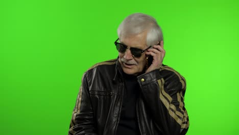 Anciano-Elegante-Abuelo-Caucásico-Hombre-Insatisfecho-Hablando-Por-Teléfono-Móvil