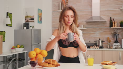 Woman-in-lingerie-enjoing-coffee