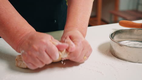 Frauenhände-Formen-Einen-Laib-Brot