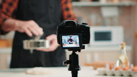 Videokamera-Filmt-Mann-In-Küche