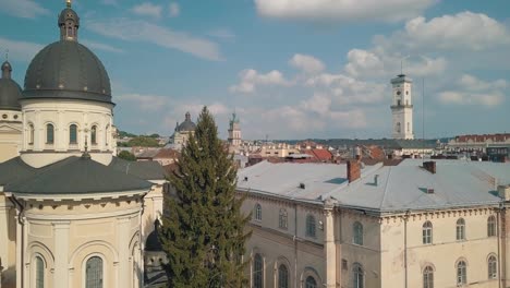Luftdrohnenvideo-Der-Europäischen-Stadt-Lemberg,-Ukraine.-Rynok-Platz,-Zentrales-Rathaus,-Dominikanerkirche