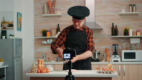Anciano-Filmando-Vlog-De-Cocina