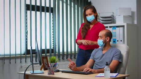 Workers-talking-wearing-face-masks