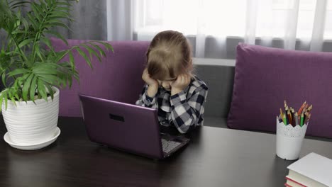 Mädchen-Lernt-Online-Unterricht-Mit-Digitalem-Laptop.-Fernstudium