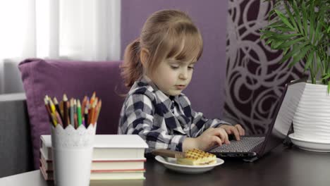 Mädchen-Macht-Online-Hausaufgaben-Mit-Einem-Digitalen-Laptop.-Fernstudium