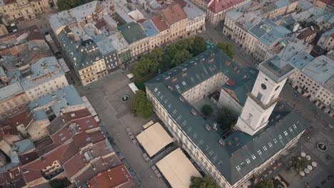 Luftdrohnenaufnahmen-Der-Europäischen-Stadt-Lemberg,-Ukraine.-Flug-über-Den-Beliebten-Antiken-Teil-Der-Altstadt