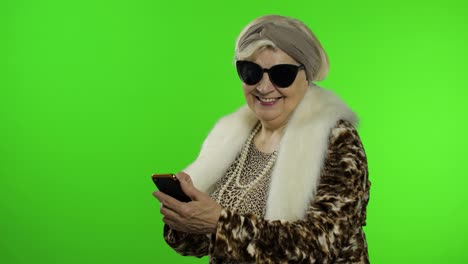 Anciana-Abuela-Caucásica-Usando-Un-Teléfono-Inteligente-Para-Ir-De-Compras.-Clave-De-Croma