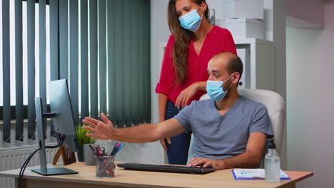 Coworkers-with-face-masks-working