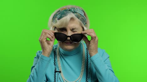 Abuela-Anciana-Y-Elegante-De-Moda.-Mujer-Caucásica-Posando.-Clave-De-Croma