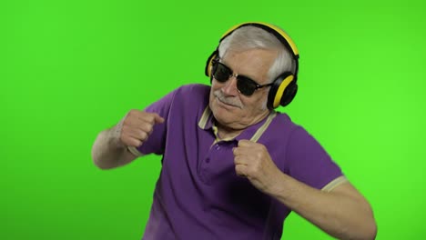 Elderly-senior-caucasian-grandfather-man-tourist-dance,-listen-music.-Chroma-key