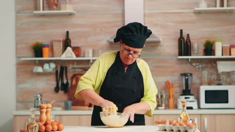 Anciana-Vistiendo-Chef-Bonete