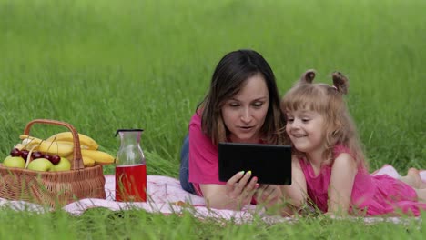 Picknick-Am-Familienwochenende.-Tochter-Kind-Mädchen-Mit-Mutter-Spielen-Online-Spiele-Auf-Dem-Tablet.-Chatten
