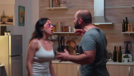 Furious-couple-fighting-in-the-kitchen
