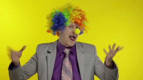 Clown-Geschäftsmann-Unternehmer-Tanzt,-Feiert,-Macht-Bei-Der-Arbeit-Alberne-Gesichter