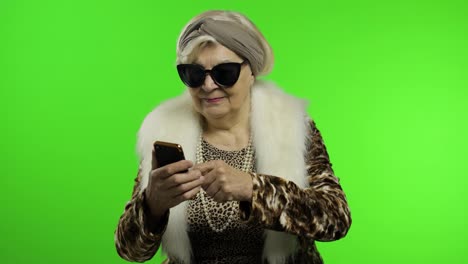 Ältere,-Stilvolle,-Trendige-Kaukasische-Großmutterfrau,-Die-Ihr-Smartphone-Benutzt.-Chroma-Key