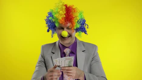 Clown-Geschäftsmann-Unternehmer-Chef-In-Perücke-Wirft-Geld-Banknoten-Dollar-Bargeld