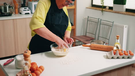 Küchenchef-Hände-Mit-Mehl-In-Vorbereitung-Prozess-Zum-Backen