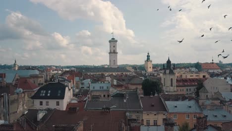 Imágenes-Aéreas-De-Drones-De-La-Ciudad-Europea-De-Lviv,-Ucrania.-Vuelo-Sobre-La-Popular-Parte-Antigua-Del-Casco-Antiguo