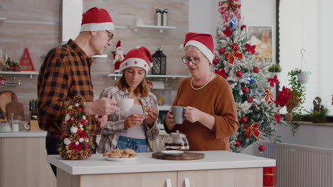 Glückliche-Familie-Mit-Weihnachtsmütze,-Die-Den-Weihnachtsfeiertag-Feiert-Und-Gebackene-Schokoladenkekse-Isst