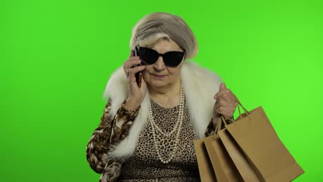 Anciana-Abuela-Caucásica-Usando-Un-Teléfono-Inteligente.-Hacer-Compras.-Clave-De-Croma
