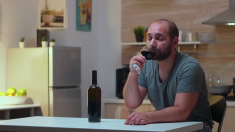 Einsamer-Ehemann-Trinkt-Ein-Glas-Wein