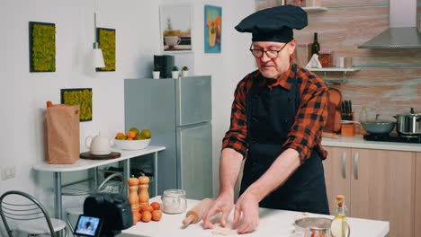 Pensionierter-Koch-Nimmt-Neue-Kulinarische-Episode-Auf