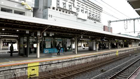 Vista-Del-Andén-Opuesto-Del-Tren-Local-En-La-Estación-De-Kioto