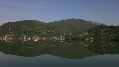 Drohnenansicht-Des-Fruchtbaren-Flusses-Neretva,-Der-Durch-Grüne-Natur-Fließt,-Natürliche-Schönheit-Des-Bosnischen-Flusses-Neretva,-Flusslauf,-Der-Die-Stadt-Jablanica-Speist