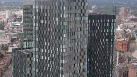 Luftaufnahme-Von-Deansgate-Manchester,-Nahaufnahme-Absteigender-Moderner-Geometrischer-Quadratischer-Wolkenkratzertürme-Aus-Glas