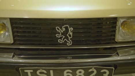 Klassischer-Oldtimer-Peugeot-Im-Museum-Ausgestellt