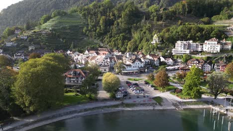 Luftaufnahmen-Einer-Stadt-Im-Tal-Rund-Um-Die-üppig-Grünen-Berge-Am-Ufer-Des-Sees