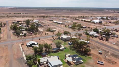 Luftaufnahme-Einer-Kleinen-Landstadt-Im-Australischen-Outback
