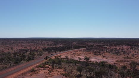 Drohne-Fliegt-Auf-Eine-Versiegelte-Landstraße-Im-Australischen-Outback-Zu